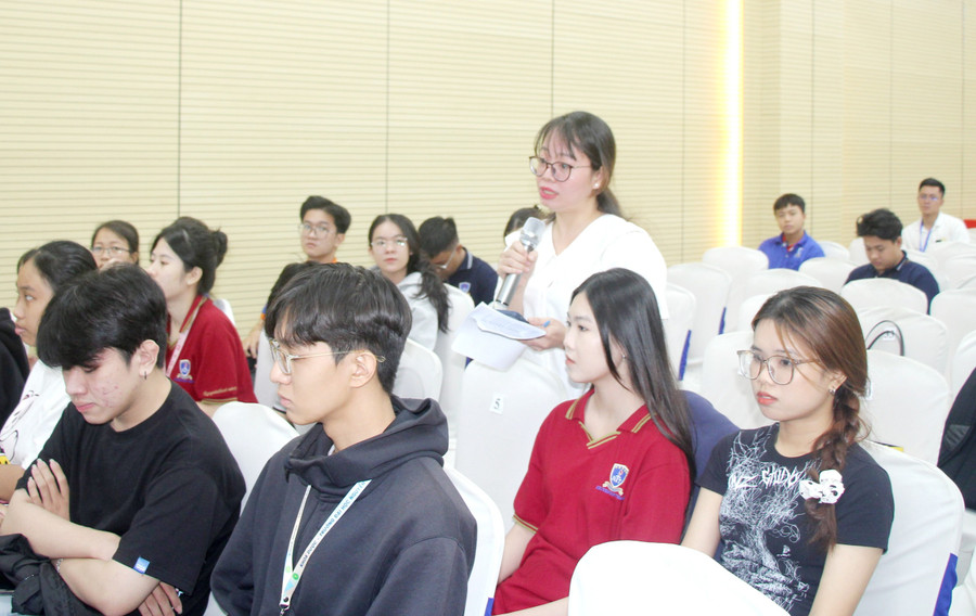 Phóng viên đặt câu hỏi tại buổi lễ ra mắt. Phóng viên đặt câu hỏi tại buổi lễ ra mắt.