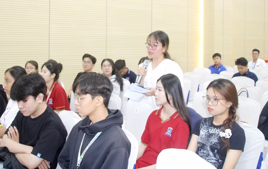 Phóng viên đặt câu hỏi tại buổi lễ ra mắt.