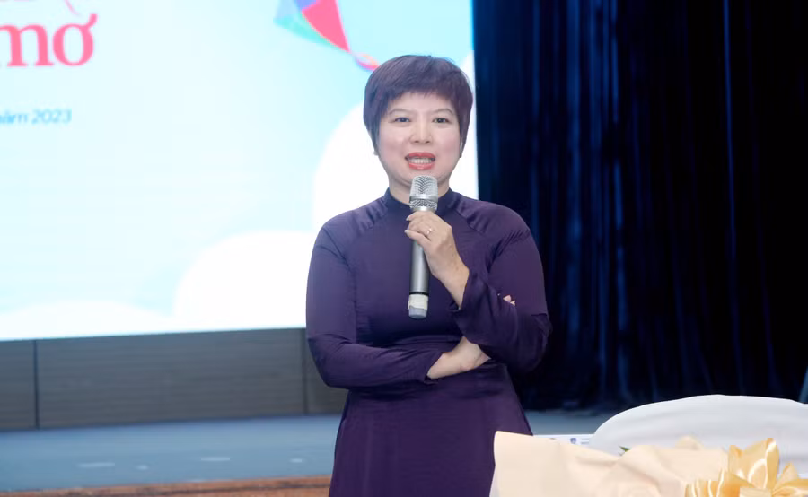 Nhà báo Dương Thanh Hương chia sẻ thông tin với các cơ quan báo chí.