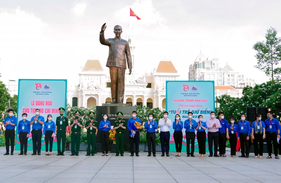 Lãnh đạo bộ đội Biên phòng TPHCM và Thành đoàn TP tặng hoa và trao thẻ đeo cho Ban tổ chức Hội trại truyền thống “Tuổi trẻ giữ biển” năm 2022.