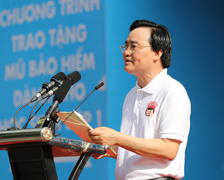 Bộ trưởng Bộ GD&ĐT Phùng Xuân Nhạ cũng cho rằng: "An toàn giao thông là mối quan tâm của mọi người, mọi nhà. Thời gian qua, tình hình an toàn giao thông vẫn rất phức tạp, đặc biệt một số vụ tai nạn giao thông gây thiệt hại về người và tài sản vẫn còn rất lớn". Bộ trưởng Bộ GD&ĐT Phùng Xuân Nhạ cũng cho rằng: "An toàn giao thông là mối quan tâm của mọi người, mọi nhà. Thời gian qua, tình hình an toàn giao thông vẫn rất phức tạp, đặc biệt một số vụ tai nạn giao thông gây thiệt hại về người và tài sản vẫn còn rất lớn".