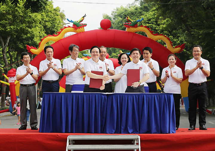 Cũng tại sự kiện này đã diễn ra Lễ ký chương trình phối hợp “Tăng cường công tác giáo dục an toàn giao thông trong trường học giai đoạn 2019 - 2024” giữa Ủy ban ATGT Quốc gia và Bộ GD&ĐT. Cũng tại sự kiện này đã diễn ra Lễ ký chương trình phối hợp “Tăng cường công tác giáo dục an toàn giao thông trong trường học giai đoạn 2019 - 2024” giữa Ủy ban ATGT Quốc gia và Bộ GD&ĐT.