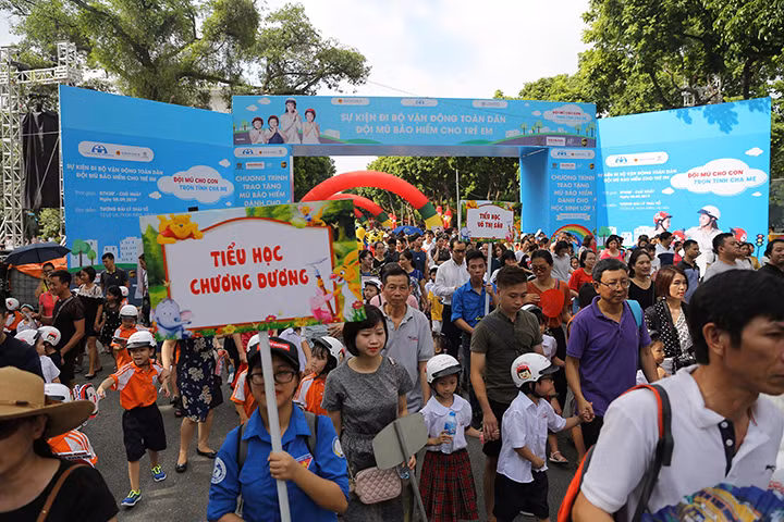 Bộ trưởng Phùng Xuân Nhạ tham gia phát động “Đội mũ cho con, trọn tình cha mẹ“ ảnh 9