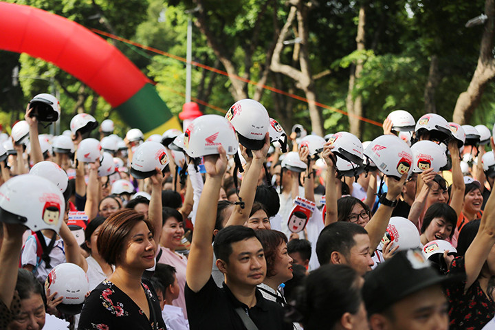 Với phương châm "Đội mũ cho con, trọn tình cha mẹ", chương trình đã thu hút hàng ngàn phụ huynh, học sinh của các trường trên địa bàn TP Hà Nội tham dự. Với phương châm "Đội mũ cho con, trọn tình cha mẹ", chương trình đã thu hút hàng ngàn phụ huynh, học sinh của các trường trên địa bàn TP Hà Nội tham dự.