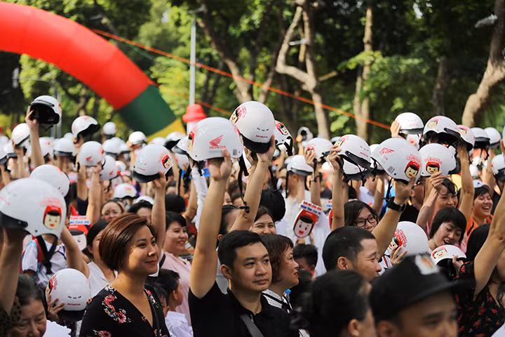 Với phương châm "Đội mũ cho con, trọn tình cha mẹ", chương trình đã thu hút hàng ngàn phụ huynh, học sinh của các trường trên địa bàn TP Hà Nội tham dự.
