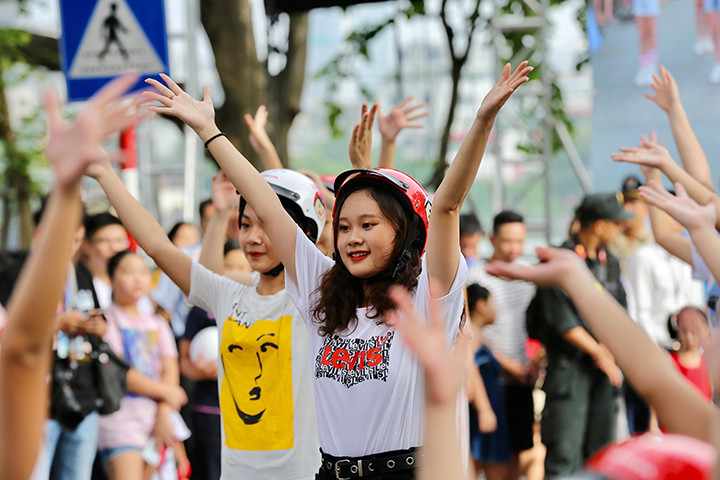 Vì thế, mỗi bậc phụ huy hãy coi việc đội mũ bảo hiểm cho con em mình là một hành động yêu thương chứ không phải chỉ để đối phó với các lực lượng chức năng. Vì thế, mỗi bậc phụ huy hãy coi việc đội mũ bảo hiểm cho con em mình là một hành động yêu thương chứ không phải chỉ để đối phó với các lực lượng chức năng.