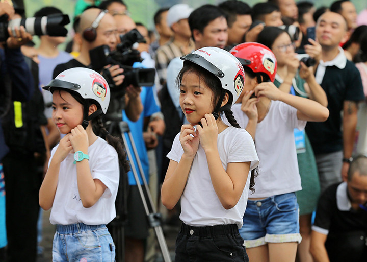 Trên các tuyến đường, còn không ít trẻ em chưa đội mũ bảo hiểm khi ngồi trên xe máy. Nguyên nhân là do cha mẹ chưa ý thức được tầm quan trọng của việc đội mũ để giảm chấn thương, phòng tránh tai nạn giao thông. Trên các tuyến đường, còn không ít trẻ em chưa đội mũ bảo hiểm khi ngồi trên xe máy. Nguyên nhân là do cha mẹ chưa ý thức được tầm quan trọng của việc đội mũ để giảm chấn thương, phòng tránh tai nạn giao thông.