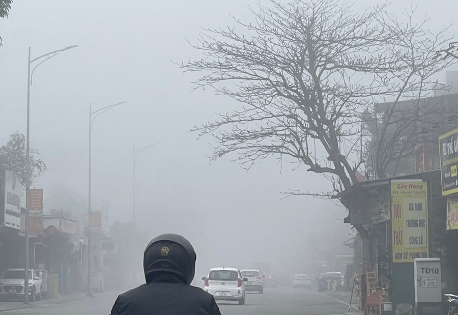 Dù đã 8h sáng nhưng màn sương mù dày đặc vẫn không có dấu hiệu tan biến. Các phương tiện di chuyển cách ba bốn chục mét nhưng không nhìn thấy rõ.