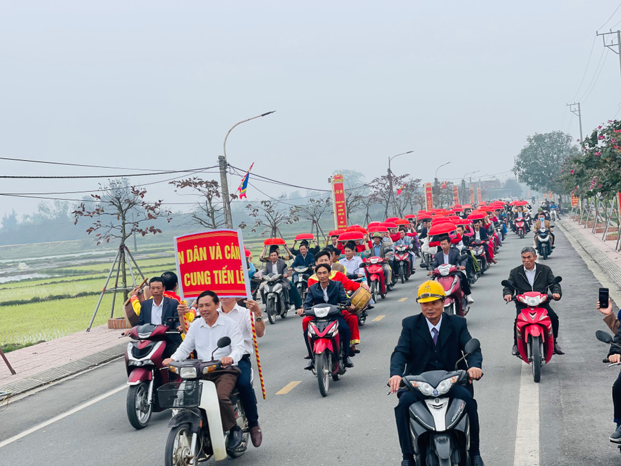 Sau một năm gián đoạn do dịch bệnh Covid-19, việc gói bánh chưng để bày biện cung tiến vào ngày giỗ của Vua Mai Hắc Đế được địa phương tổ chức với quy mô rộng hơn. Sau một năm gián đoạn do dịch bệnh Covid-19, việc gói bánh chưng để bày biện cung tiến vào ngày giỗ của Vua Mai Hắc Đế được địa phương tổ chức với quy mô rộng hơn.