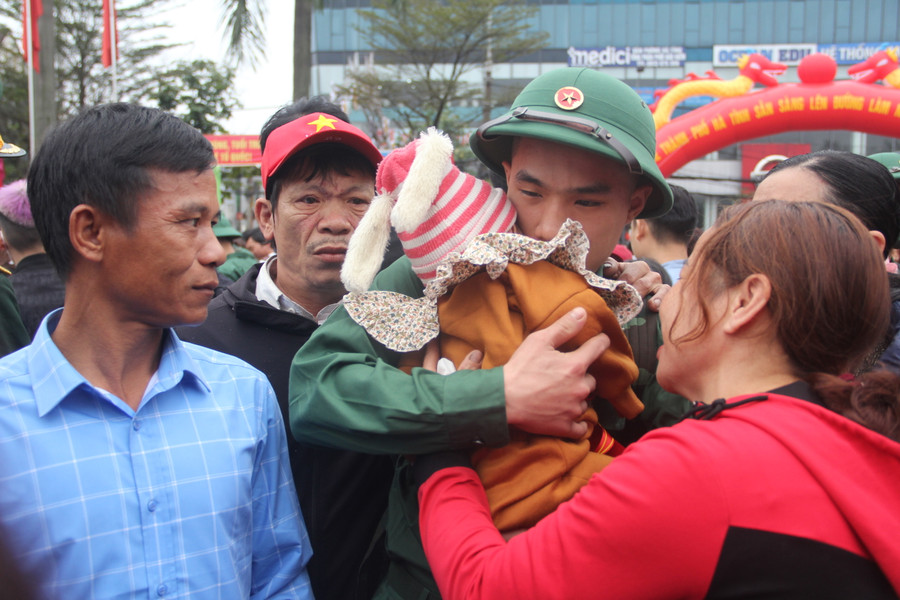 Tân binh Lê Văn Cường (SN 2004, phường Thạch Quý, TP Hà Tĩnh) ôm hôn tạm biệt với cô em gái vừa được 9 tháng tuổi. Tân binh Lê Văn Cường (SN 2004, phường Thạch Quý, TP Hà Tĩnh) ôm hôn tạm biệt với cô em gái vừa được 9 tháng tuổi.