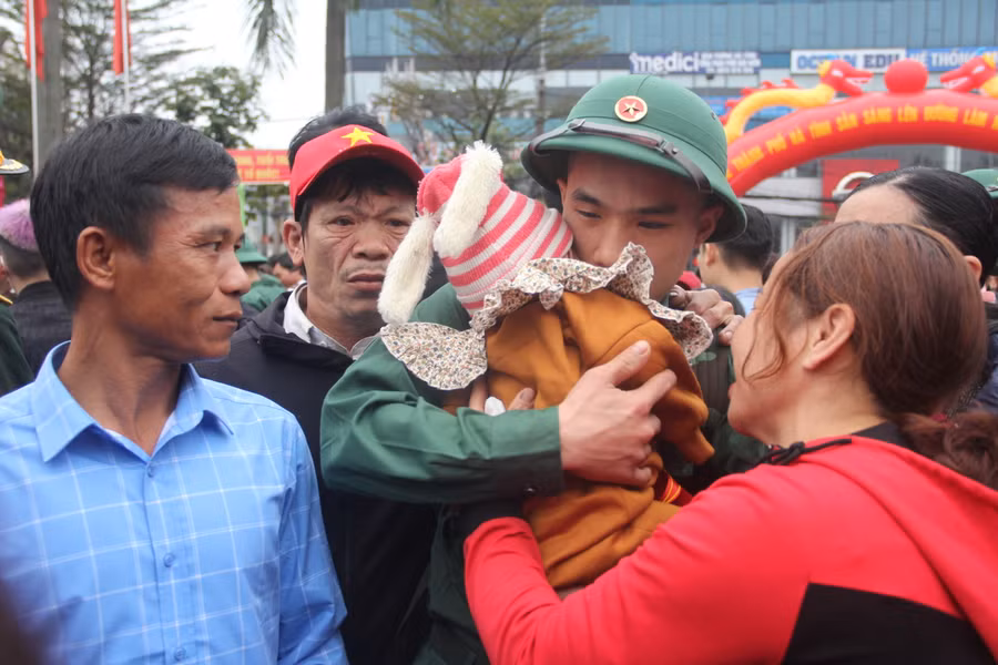 Tân binh Lê Văn Cường (SN 2004, phường Thạch Quý, TP Hà Tĩnh) ôm hôn tạm biệt với cô em gái vừa được 9 tháng tuổi.