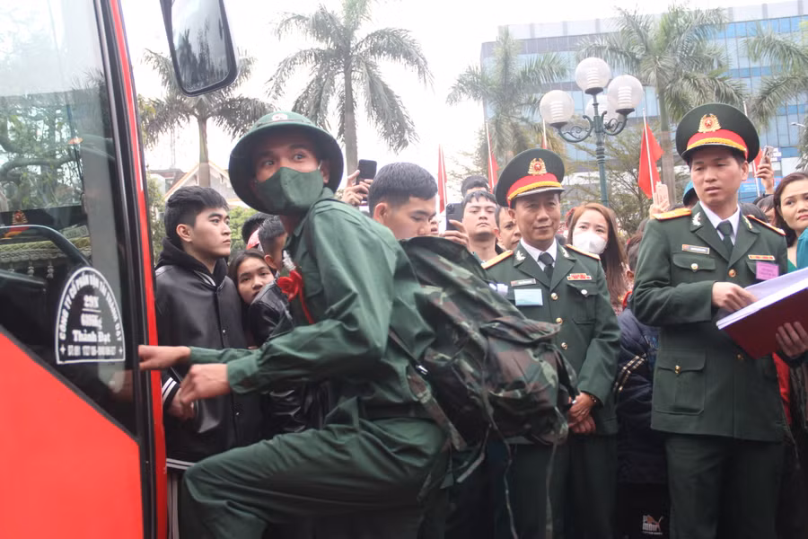 Đúng 8h15p, các tân binh lên xe để di chuyển về các đơn vị được bổ sung. Đúng 8h15p, các tân binh lên xe để di chuyển về các đơn vị được bổ sung.