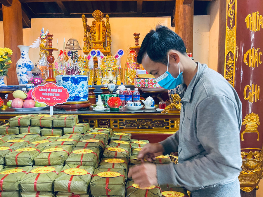 Trước khi bắt đầu lễ giỗ, các lễ vật phải được đã được sửa soạn, bày biện tươm tất, các bậc cao niên trong ban lễ nghi trong xã bắt đầu mặc trang phục để bắt đầu tế giỗ. Trước khi bắt đầu lễ giỗ, các lễ vật phải được đã được sửa soạn, bày biện tươm tất, các bậc cao niên trong ban lễ nghi trong xã bắt đầu mặc trang phục để bắt đầu tế giỗ.