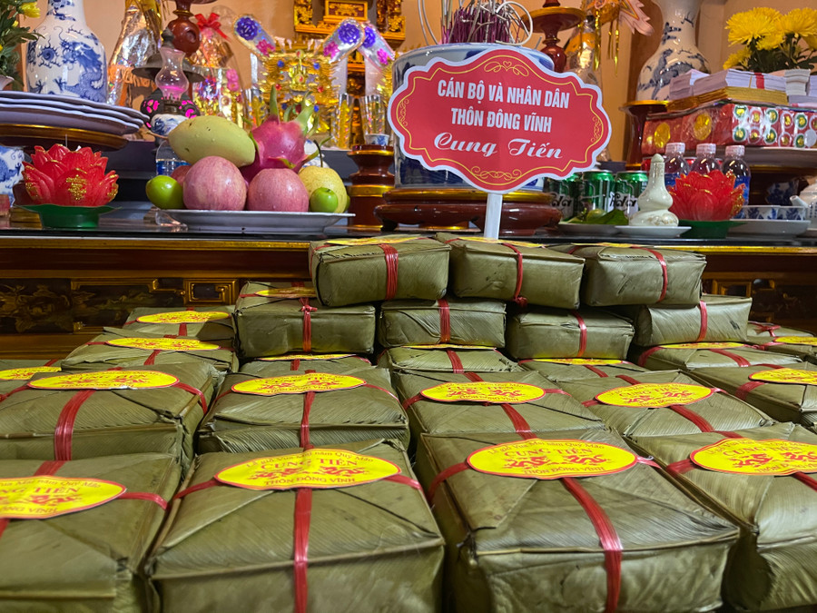 BTC sẽ phân chia khu vực dâng lễ cho từng thôn. Theo đó, mỗi thôn sẽ cắt cử người bày biện mâm bánh sao cho đẹp mắt. Mỗi chiếc bánh được dán nhãn ghi rõ năm và đơn vị tiến giỗ. BTC sẽ phân chia khu vực dâng lễ cho từng thôn. Theo đó, mỗi thôn sẽ cắt cử người bày biện mâm bánh sao cho đẹp mắt. Mỗi chiếc bánh được dán nhãn ghi rõ năm và đơn vị tiến giỗ.