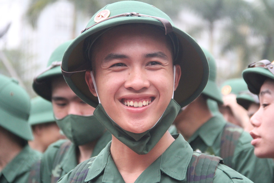 Tân binh Bùi Đức Lê Hoàng (SN 1999, phường Trần Phú, TP Hà Tĩnh) cho biết dù thời gian đầu em sẽ gặp nhiều bỡ ngỡ nhưng Hoàng sẽ quyết tâm rèn luyện, chấp hành mọi kỷ luật trong thời gian thực hiện nghĩa vụ. Hoàng cũng rất háo hức với cuộc sống trong quân ngũ. Tân binh Bùi Đức Lê Hoàng (SN 1999, phường Trần Phú, TP Hà Tĩnh) cho biết dù thời gian đầu em sẽ gặp nhiều bỡ ngỡ nhưng Hoàng sẽ quyết tâm rèn luyện, chấp hành mọi kỷ luật trong thời gian thực hiện nghĩa vụ. Hoàng cũng rất háo hức với cuộc sống trong quân ngũ.