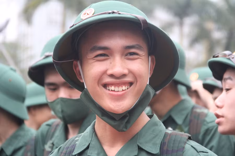 Tân binh Bùi Đức Lê Hoàng (SN 1999, phường Trần Phú, TP Hà Tĩnh) cho biết dù thời gian đầu em sẽ gặp nhiều bỡ ngỡ nhưng Hoàng sẽ quyết tâm rèn luyện, chấp hành mọi kỷ luật trong thời gian thực hiện nghĩa vụ. Hoàng cũng rất háo hức với cuộc sống trong quân ngũ.