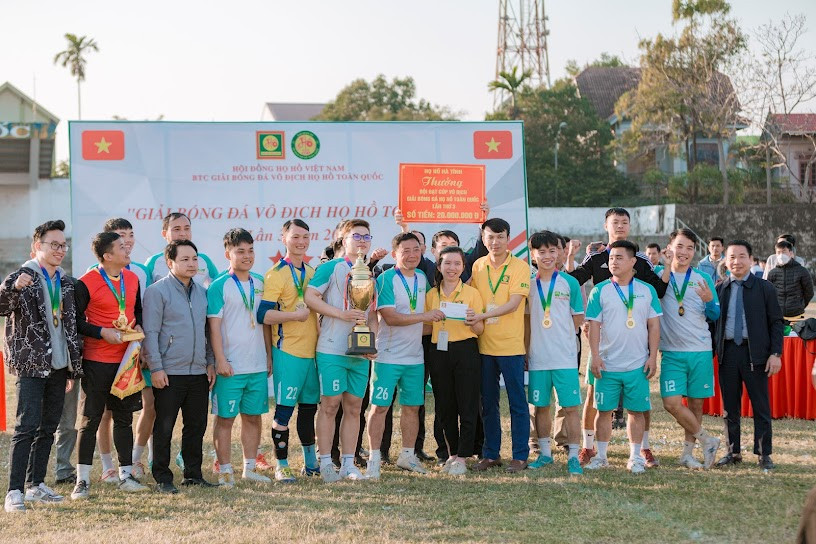 BTC trao cup cho đội vô địch và ...