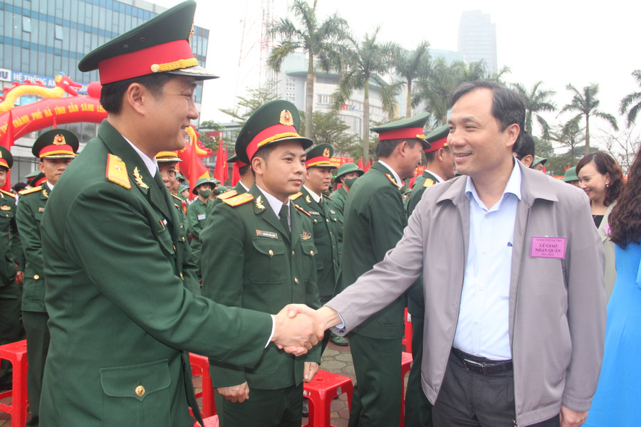Sau phần nghi thức, Bí thư Tỉnh ủy Hoàng Trung Dũng và ... Sau phần nghi thức, Bí thư Tỉnh ủy Hoàng Trung Dũng và ...
