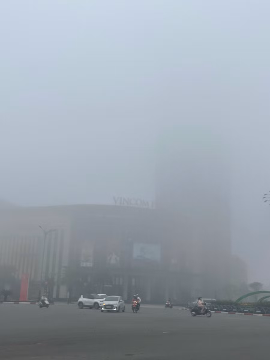 Nhiều tòa nhà cao ốc mờ ảo trong lớp sương mù. Nhiều tòa nhà cao ốc mờ ảo trong lớp sương mù.