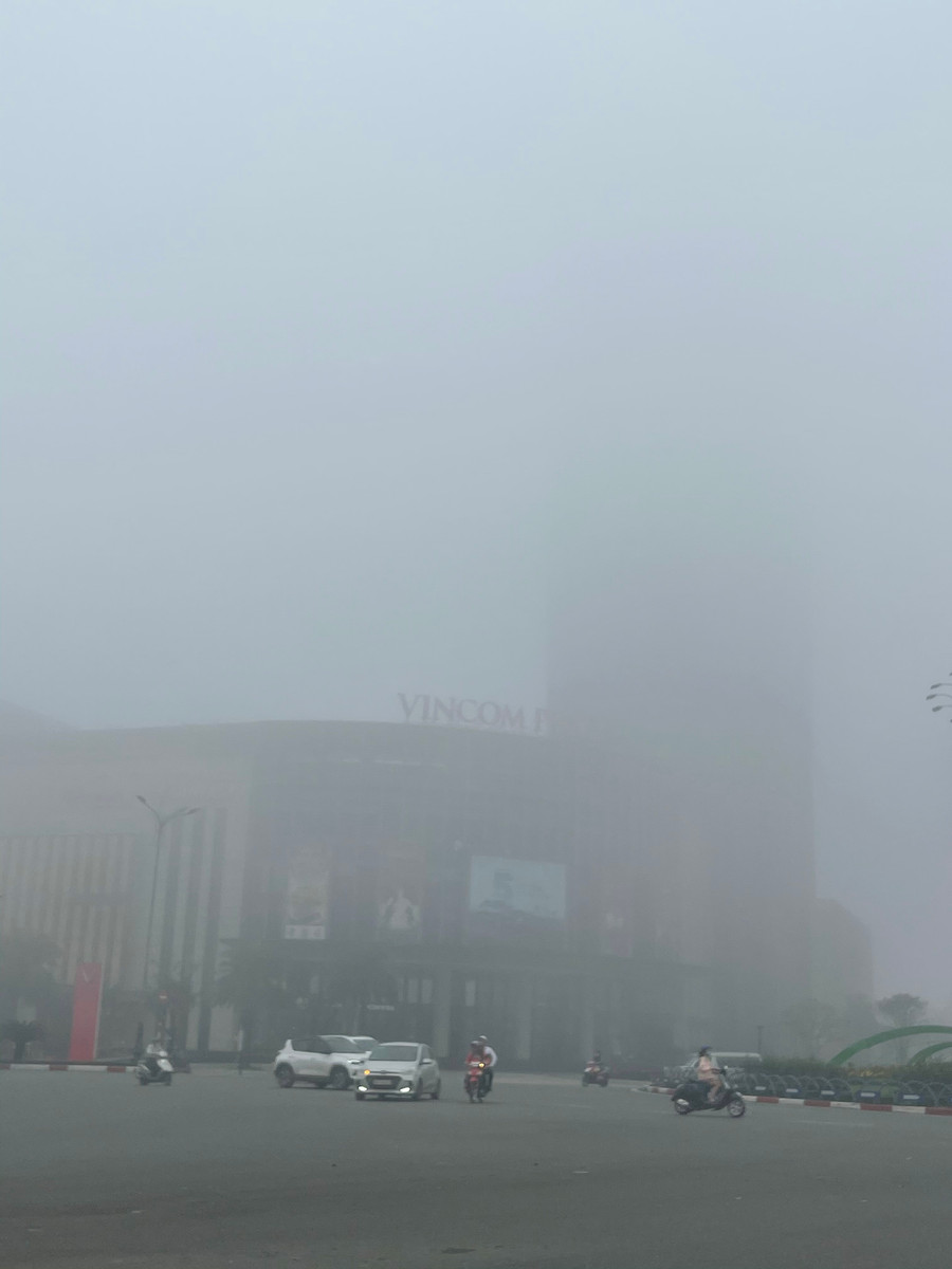 Nhiều tòa nhà cao ốc mờ ảo trong lớp sương mù.