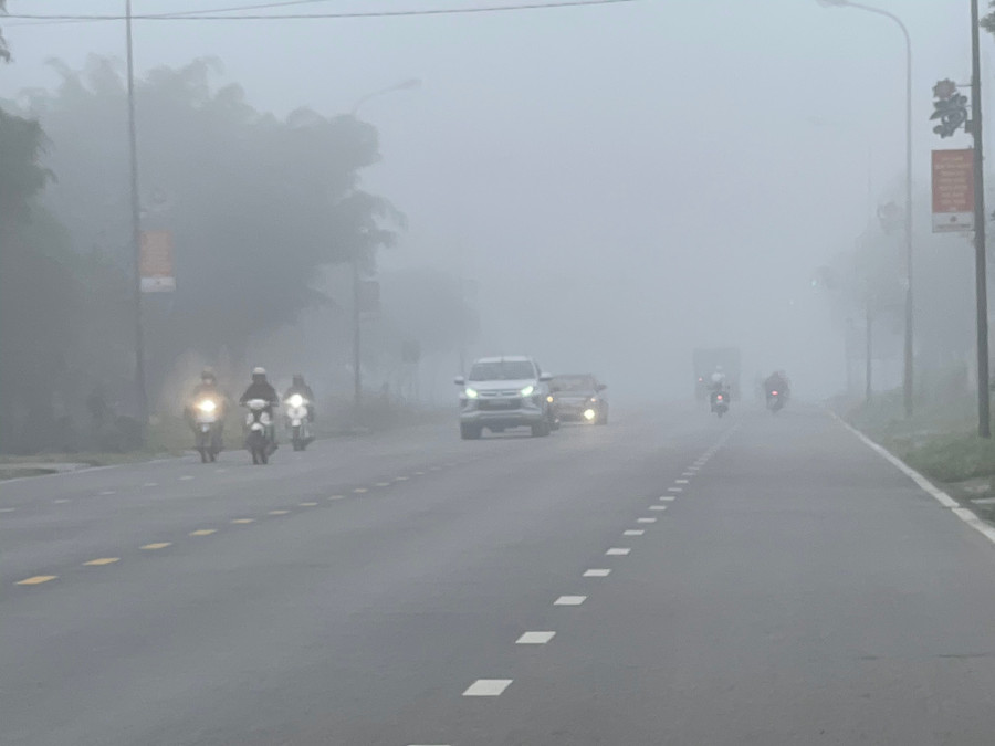 Nhiều tài xế cho biết, thời tiết này rất nguy hiểm khi di chuyển. Để đảm bảo an toàn, các phương tiện vừa phải bật đèn, di chuyển chậm đồng thời giữ khoảng cách khi tham gia giao thông.