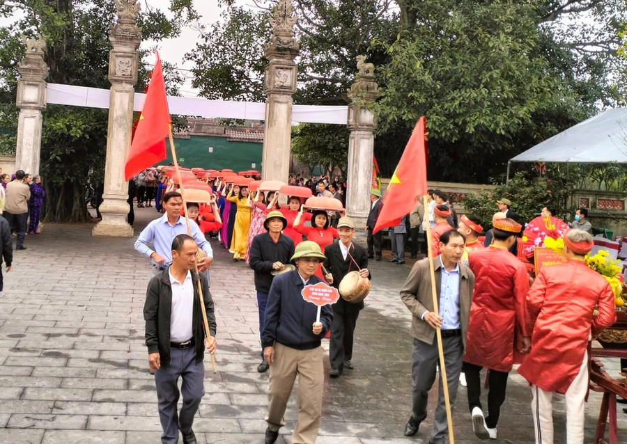 Các thôn sẽ xếp hàng trước sân đền chờ đến lượt vào dâng lễ. Các thôn sẽ xếp hàng trước sân đền chờ đến lượt vào dâng lễ.
