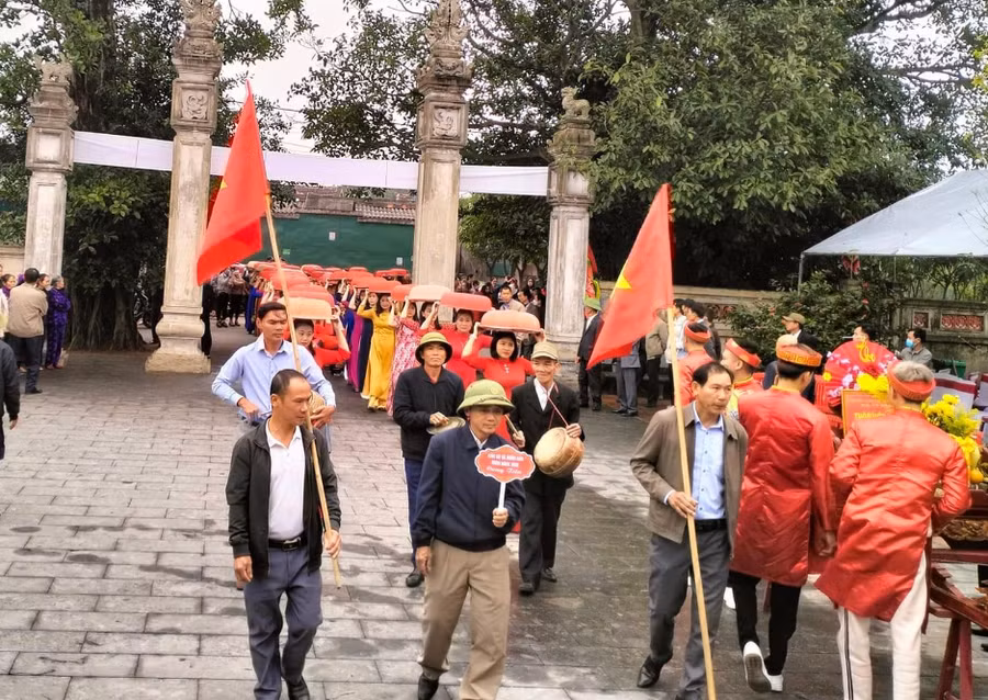 Các thôn sẽ xếp hàng trước sân đền chờ đến lượt vào dâng lễ.