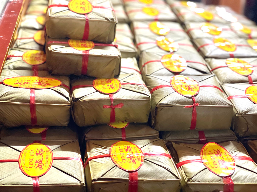 Từ ngày 10 tháng Giêng, những người khéo tay sẽ được chọn để gói bánh làm sao vừa vuông vức vừa nén chặt tay. Sau đó, số bánh chưng này sẽ được nấu tại nhà văn hóa mỗi thôn vào tối 11 tháng Giêng. Được biết, tất cả nguồn kinh phí để thực hiện hoạt động này đều do sự đóng góp, công đức hảo tâm của chính quyền, người dân và con em địa phương xã Mai Phụ. Từ ngày 10 tháng Giêng, những người khéo tay sẽ được chọn để gói bánh làm sao vừa vuông vức vừa nén chặt tay. Sau đó, số bánh chưng này sẽ được nấu tại nhà văn hóa mỗi thôn vào tối 11 tháng Giêng. Được biết, tất cả nguồn kinh phí để thực hiện hoạt động này đều do sự đóng góp, công đức hảo tâm của chính quyền, người dân và con em địa phương xã Mai Phụ.