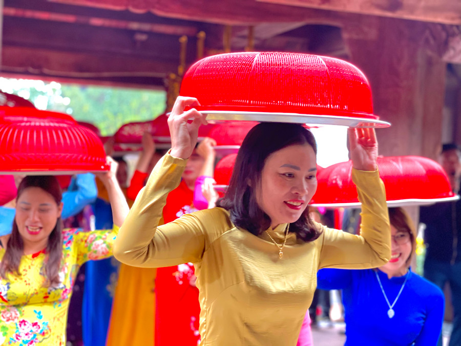 Trung bình mỗi thôn sẽ nấu từ 200 - 300 chiếc bánh chưng để dâng lễ. Trung bình mỗi thôn sẽ nấu từ 200 - 300 chiếc bánh chưng để dâng lễ.