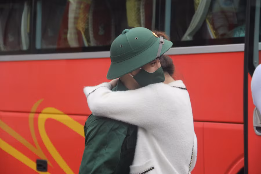 Thiếu nữ bịn rịn chia tay với người yêu trước giờ lên đường làm nghĩa vụ. Thiếu nữ bịn rịn chia tay với người yêu trước giờ lên đường làm nghĩa vụ.