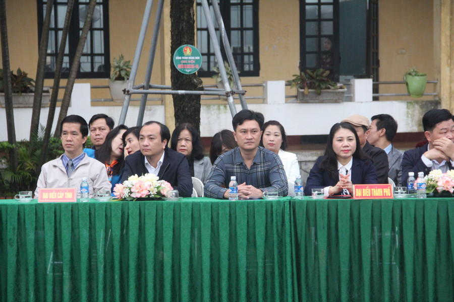 Đại diện Sở GD&amp;ĐT Hà Tĩnh, lãnh đạo địa phương, phòng GD&amp;ĐT thành phố Hà Tĩnh cùng các trường học trên địa bàn thành phố Hà Tĩnh đã tới dự.