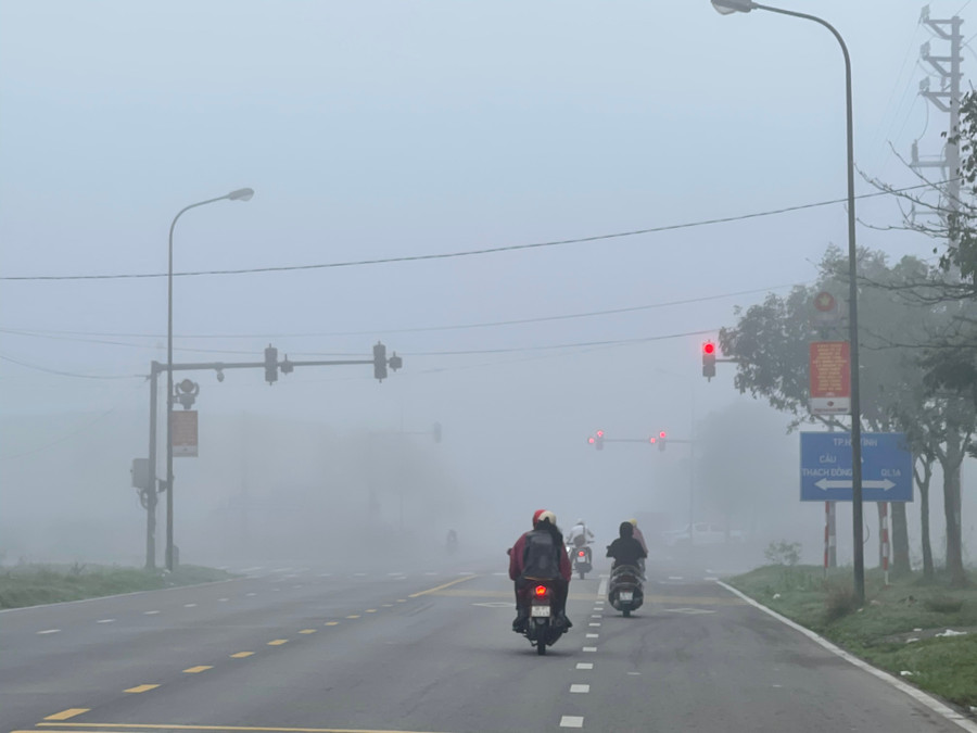Sương mù che mờ nhiều điểm đèn báo giao thông làm hạn chế tầm nhìn của người đi đường.