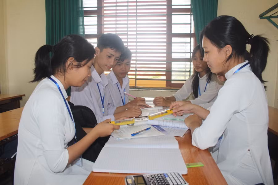 Học sinh Trường THPT Nguyễn Đình Liễn trong một tiết ôn luyện môn Vật Lý.