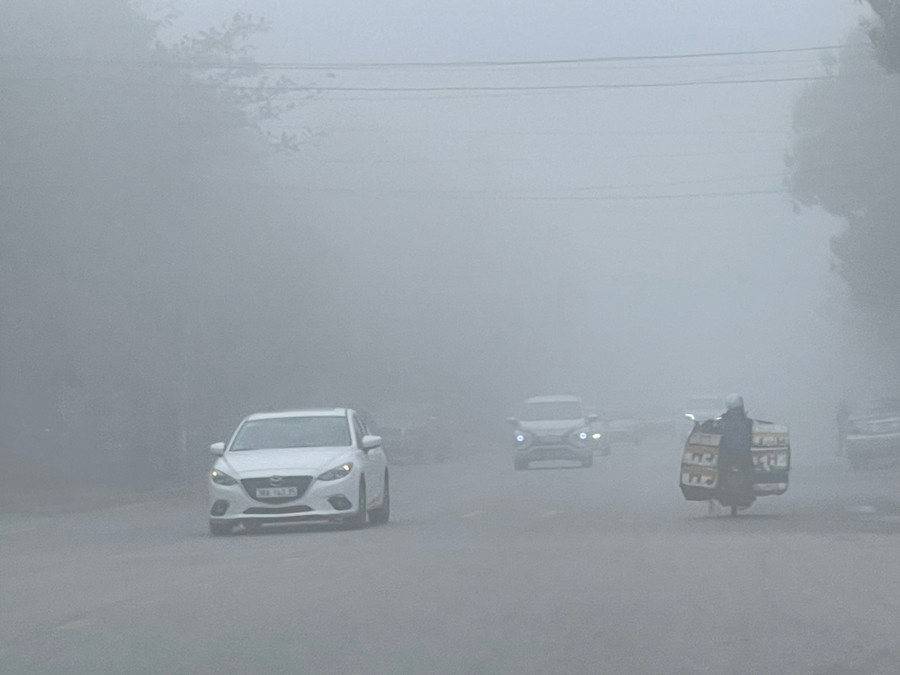 Sáng 13/2, khắp các tuyến đường, tòa nhà từ trung tâm ra vùng ven TP Hà Tĩnh đều bị sương mù bao trùm tạo khung cảnh như Đà Lạt.