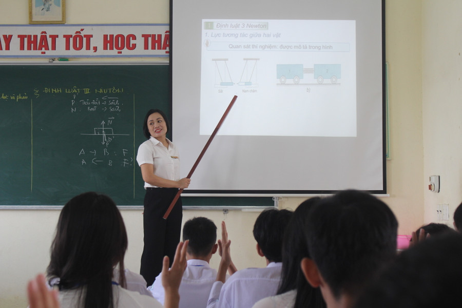 Song song với dạy học chính khóa, các trường THPT đã triển khai ôn tập cho học sinh cuối cấp. Song song với dạy học chính khóa, các trường THPT đã triển khai ôn tập cho học sinh cuối cấp.