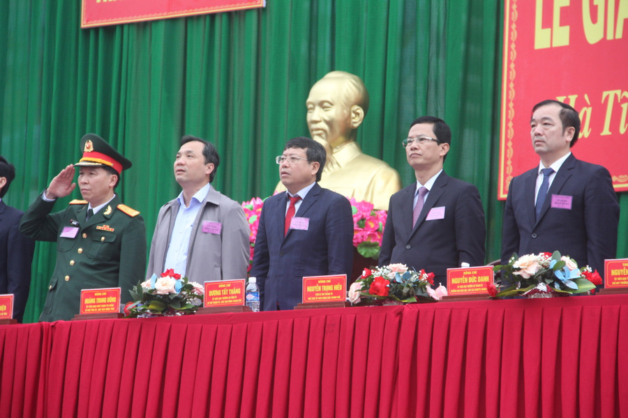 Sáng 7/2, UBND Hà Tĩnh tổ chức lễ giao nhận quân năm 2023 tại 13 đơn vị huyện thị trong toàn tỉnh. Bí thư Tỉnh ủy Hà Tĩnh Hoàng Trung Dũng cùng đại diện sở ban ngành, các đơn vị giao nhận quân đã tới dự ngày hội tòng quân tại TP Hà Tĩnh. Sáng 7/2, UBND Hà Tĩnh tổ chức lễ giao nhận quân năm 2023 tại 13 đơn vị huyện thị trong toàn tỉnh. Bí thư Tỉnh ủy Hà Tĩnh Hoàng Trung Dũng cùng đại diện sở ban ngành, các đơn vị giao nhận quân đã tới dự ngày hội tòng quân tại TP Hà Tĩnh.