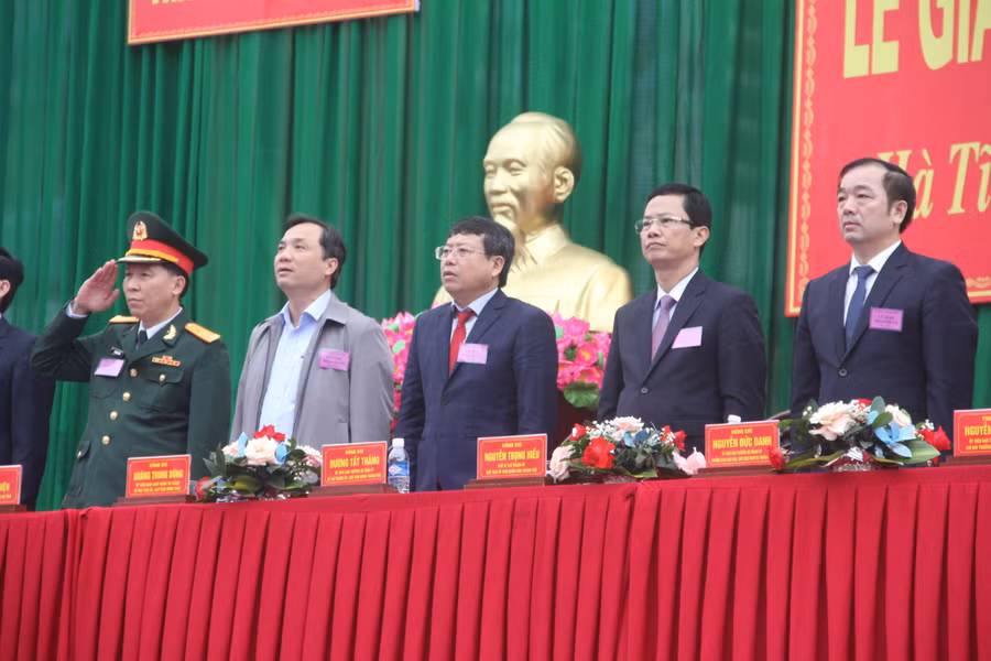 Sáng 7/2, UBND Hà Tĩnh tổ chức lễ giao nhận quân năm 2023 tại 13 đơn vị huyện thị trong toàn tỉnh. Bí thư Tỉnh ủy Hà Tĩnh Hoàng Trung Dũng cùng đại diện sở ban ngành, các đơn vị giao nhận quân đã tới dự ngày hội tòng quân tại TP Hà Tĩnh. Sáng 7/2, UBND Hà Tĩnh tổ chức lễ giao nhận quân năm 2023 tại 13 đơn vị huyện thị trong toàn tỉnh. Bí thư Tỉnh ủy Hà Tĩnh Hoàng Trung Dũng cùng đại diện sở ban ngành, các đơn vị giao nhận quân đã tới dự ngày hội tòng quân tại TP Hà Tĩnh.