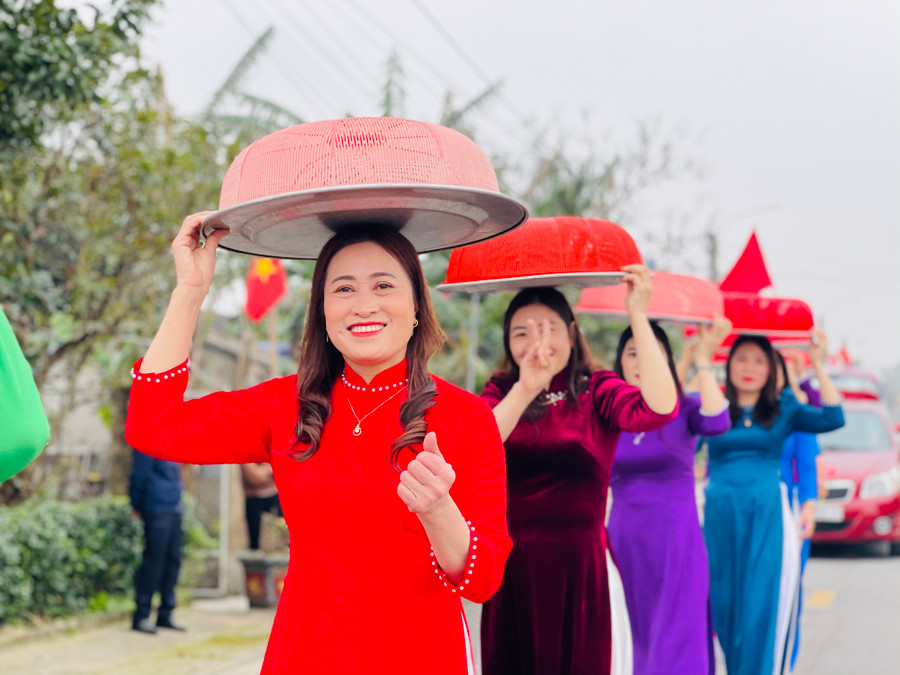 Chỉ trong 2 ngày, với sự tham gia của cả 7 thôn, 1.800 chiếc bánh chưng đã được nấu xong và kịp bày biện một cách đẹp mắt. Chỉ trong 2 ngày, với sự tham gia của cả 7 thôn, 1.800 chiếc bánh chưng đã được nấu xong và kịp bày biện một cách đẹp mắt.