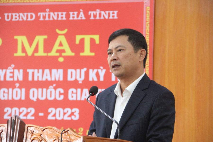 Ông Lê Ngọc Châu - Phó chủ tịch UBND tỉnh Hà Tĩnh biểu dương và chúc các đội tuyển giành kết quả cao tại kỳ thi HSG quốc gia năm học 2022-2023.