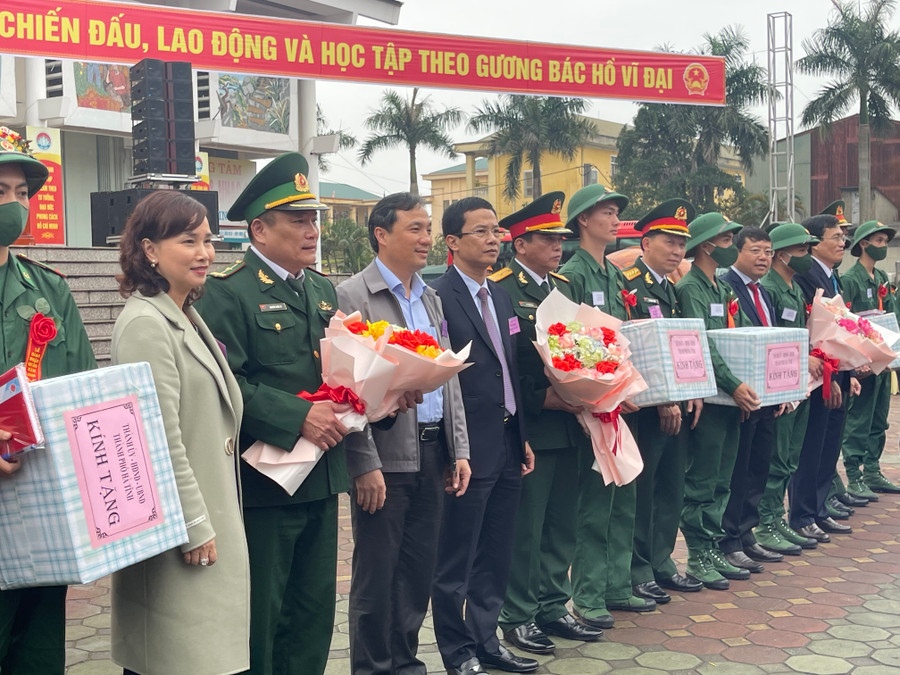 ... lãnh đạo các ngành, đơn vị, TP Hà Tĩnh đã tặng hoa, tặng quà chúc mừng và động viên các chiến sĩ yên tâm lên đường nhập ngũ. ... lãnh đạo các ngành, đơn vị, TP Hà Tĩnh đã tặng hoa, tặng quà chúc mừng và động viên các chiến sĩ yên tâm lên đường nhập ngũ.