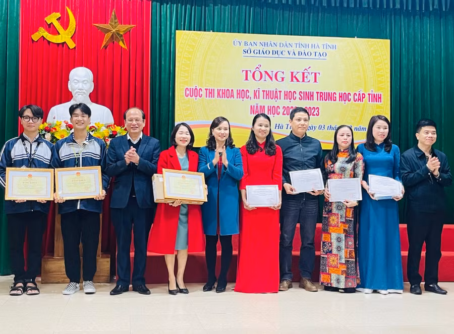 Nhân dịp này, đại diện lãnh đạo Sở GD&amp;ĐT trao bằng khen của Bộ GD&amp;ĐT và giấy chứng nhận cho Giáo viên, học sinh đạt giải trong Cuộc thi Xây dựng thiết bị dạy học năm 2022.