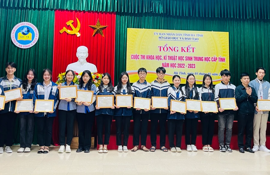 Trao giải cuộc thi Cuộc thi KHKT học sinh trung học Hà Tĩnh