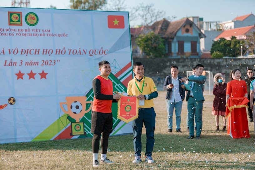 ... các giải phụ cho cá nhân, tập thể xuất sắc.