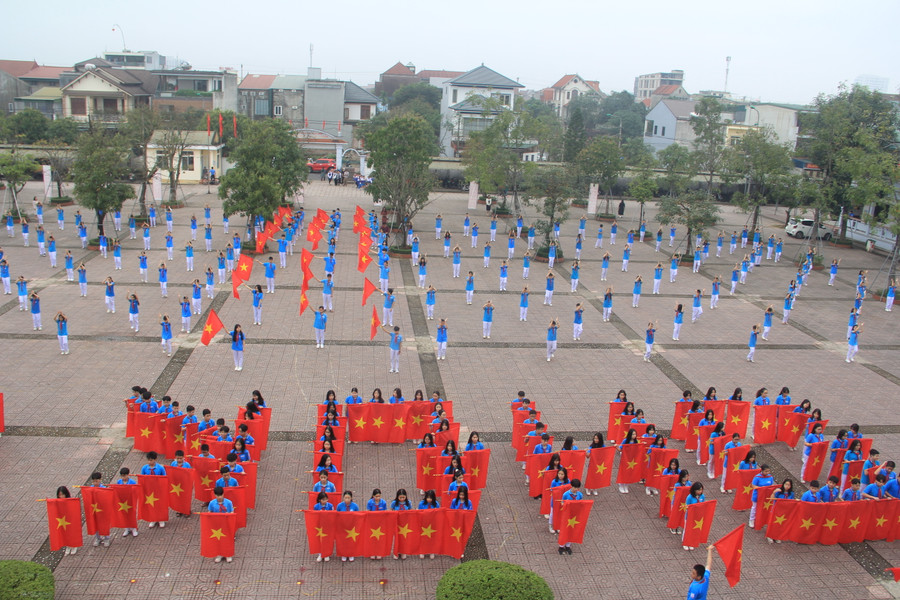 Màn đồng diễn xếp chữ của học sinh trường THCS Lê Văn Thiêm.