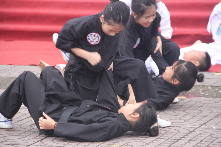 Thông qua Đại hội, học sinh có dịp rèn luyện thân thể, nâng cao sức khoẻ, phát triển thể chất.