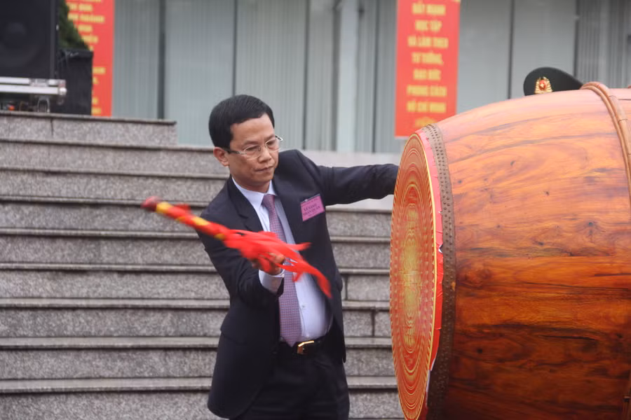 Ông Nguyễn Trọng Hiếu - Chủ tịch UBND thành phố Hà Tĩnh đánh trống khai hội tòng quân.