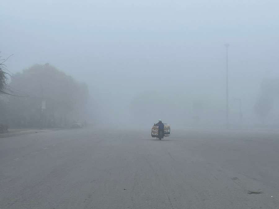 Nhiều phương tiện, tuyến đường &quot;biến mất&quot; trong màn sương.