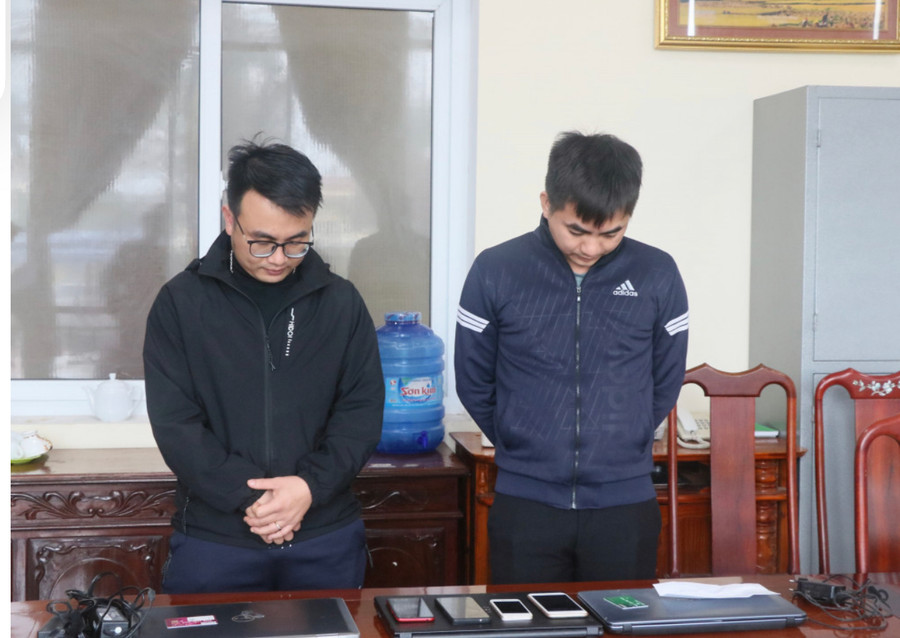 Đối tượng Đào Xuân Đỉnh và Nguyễn Đức Quảng tại cơ quan điều tra.