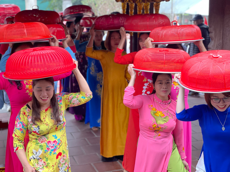 "Phong tục gói bánh chưng tiến giỗ Vua Mai không chỉ là nét đẹp văn hóa của người dân xã Mai Phụ trong mỗi dịp Tết đến Xuân về. Qua đó, thể hiện truyền thống “uống nước nhớ nguồn”, “ăn quả nhớ người trồng cây”, góp phần lưu giữ tín ngưỡng thờ cúng để tưởng nhớ công ơn các vị vua, anh hùng dân tộc", ông Nguyễn Xuân Bắc, Chủ tịch UBND xã Mai Phụ cho hay. "Phong tục gói bánh chưng tiến giỗ Vua Mai không chỉ là nét đẹp văn hóa của người dân xã Mai Phụ trong mỗi dịp Tết đến Xuân về. Qua đó, thể hiện truyền thống “uống nước nhớ nguồn”, “ăn quả nhớ người trồng cây”, góp phần lưu giữ tín ngưỡng thờ cúng để tưởng nhớ công ơn các vị vua, anh hùng dân tộc", ông Nguyễn Xuân Bắc, Chủ tịch UBND xã Mai Phụ cho hay.