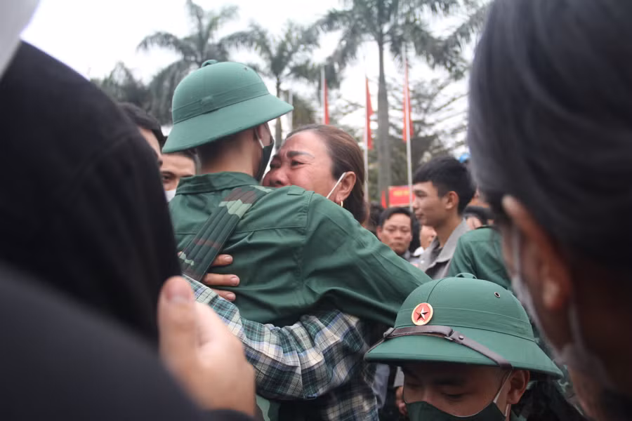 Phút chia tay xúc động của 2 mẹ con trước giờ lên đường.